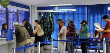 Aposentados começam a receber 1ª parcela do décimo terceiro - 