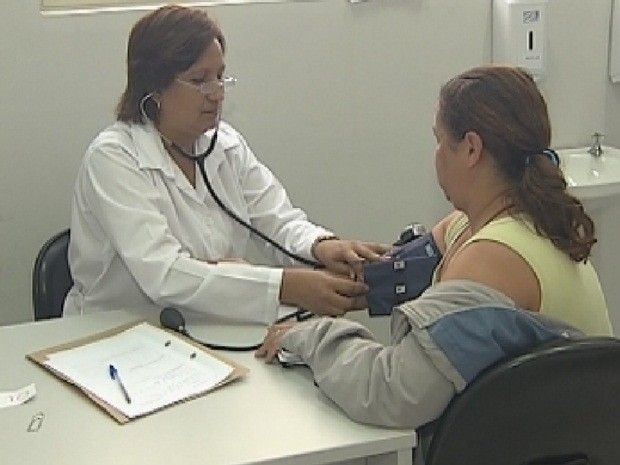 Prefeitura de Araçatuba reduz auxílio e médicos cubanos ameaçam parar - Médica cubana faz atendimento em moradora de Araçatuba (Foto: Reprodução/ TV TEM)