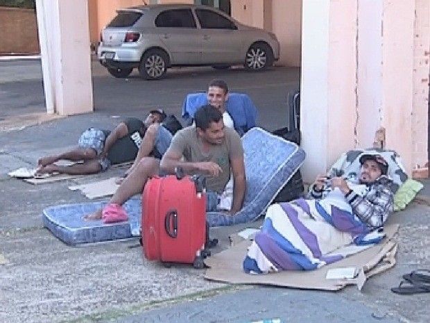 Após 22 dias, operários em Pereira Barreto retornam para o Maranhão - Operários tiveram de dormir na rua em Pereira Barreto (Foto: Reprodução/ TV TEM)
