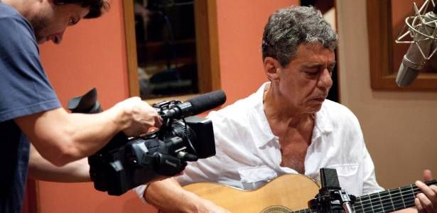 Chico Buarque lança novo disco após cinco anos e aposta na internet - 