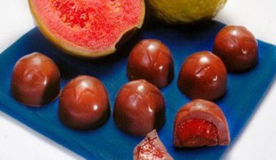 Aprenda a fazer um bombom que une o sabor do chocolate e da goiaba - 
