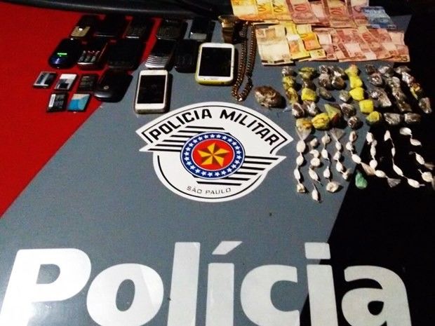 Jovem é preso por furtos e tráfico de drogas em loteamento de Ilha Solteira - Jovem foi detido com drogas, dinheiro e celulares (Foto: Divulgação / Polícia Militar)