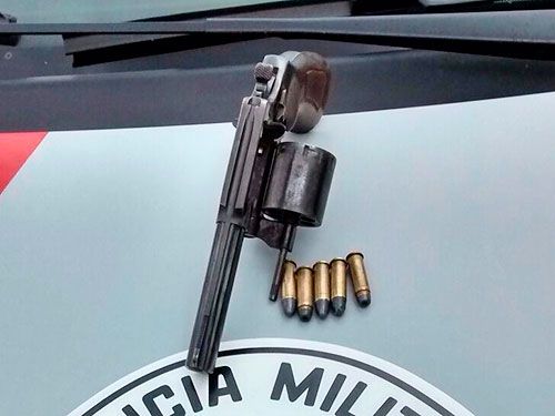 Agropecuarista de 64 anos é preso transportando arma no automóvel - Revólver de calibre 38, com numeração raspada, e munição estavam embaixo do banco do veículo. Foto: Divulgação 