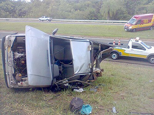 Homem fica ferido em capotamento na rodovia Marechal Rondon - Picape fica destruída após bater em um caminhão e capotar em rodovia. Foto: Divulgação