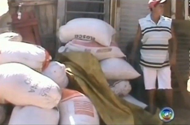 Polícia desmonta esquema de furto de soja em trens  - Em cinco casas, três toneladas de soja foram apreendidas (Foto: Divulgação / TV TEM)