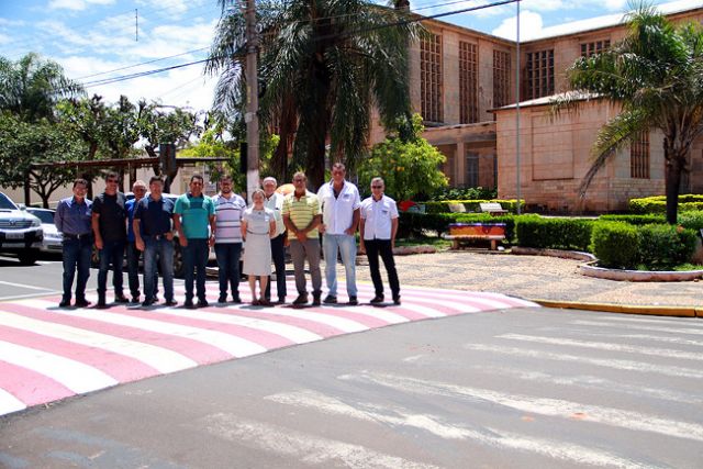 Governo de Andradina garante mais segurança aos pedestres no centro da cidade - Lombofaixa é instalada na rua J.A. de Carvalho, ao lado da igreja Nossa Senhora das Graças. Foto: Divulgação/Prefeitura