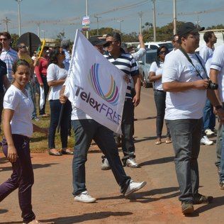Mesmo com bloqueio, Justiça obriga Telexfree a pagar R$ 101 mil a divulgador - Manifestantes bloqueiam rodovia em Brasília em apoio à Telexfree. Foto: Agência Brasil 