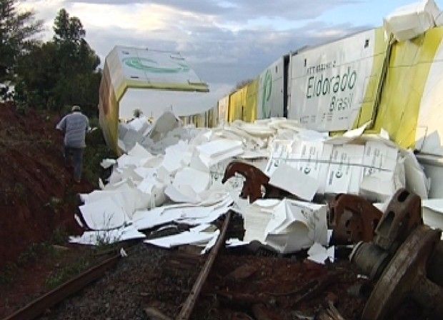 Defesa faz levantamento em linha férrea e aponta falhas de segurança - Descarrilamento em Cosmorama assustou moradores (Foto: Reprodução / TV Tem)