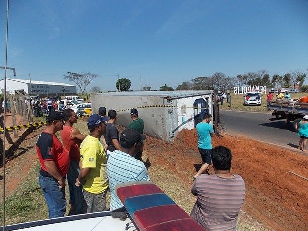 PM usa bomba de efeito moral para evitar saque a carreta tombada - Carreta tombou ao tentar fazer curva (Foto: Rafael Machi/Diário De Penápolis)