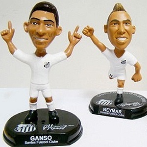Com desmaios e vidro da loja quebrado, Neymar e Ganso lançam bonecos - Com desmaios e vidro da loja quebrado, Neymar e Ganso lançam bonecos -
