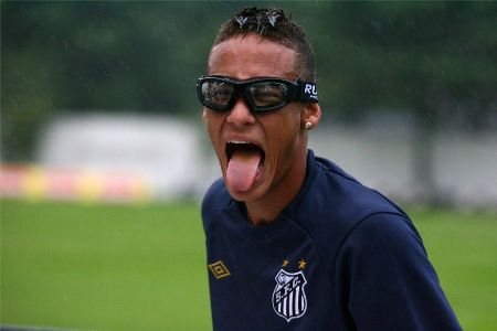 Neymar exibe óculos que usará na decisão do Paulista - Neymar exibe óculos que usará na decisão do Paulista -