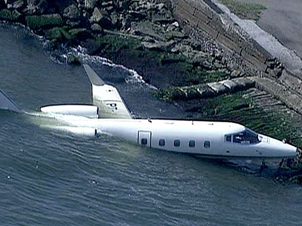 Avião de pequeno porte cai na Baía de Guanabara - Avião de pequeno porte cai na Baía de Guanabara -