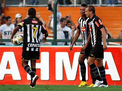 Após "apagão", Santos vence de virada - Após "apagão", Santos vence de virada -