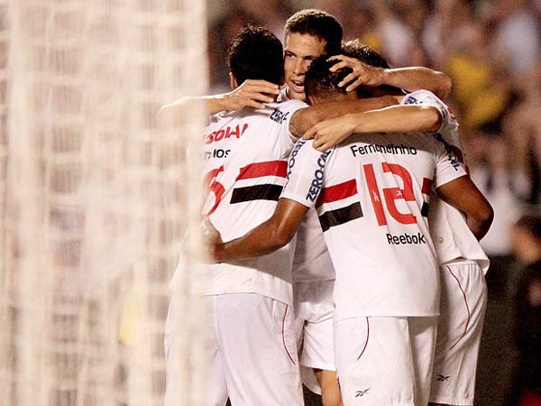 São Paulo supera vaias a R. Gomes, vence e se classifica - São Paulo supera vaias a R. Gomes, vence e se classifica -