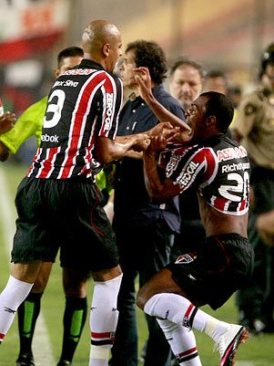 Com um a menos, São Paulo segura 0 a 0 e fica em boa situação - Com um a menos, São Paulo segura 0 a 0 e fica em boa situação -